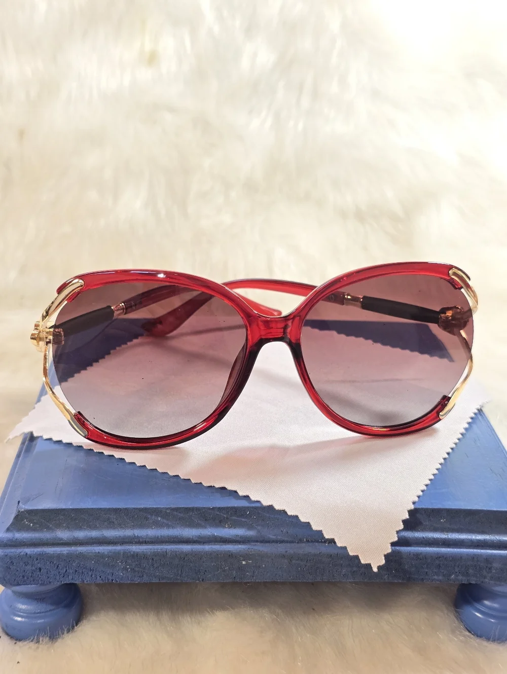 Red Oversized Women's Sunglasses - Fashionable UV Shades - Picture 3 of 5